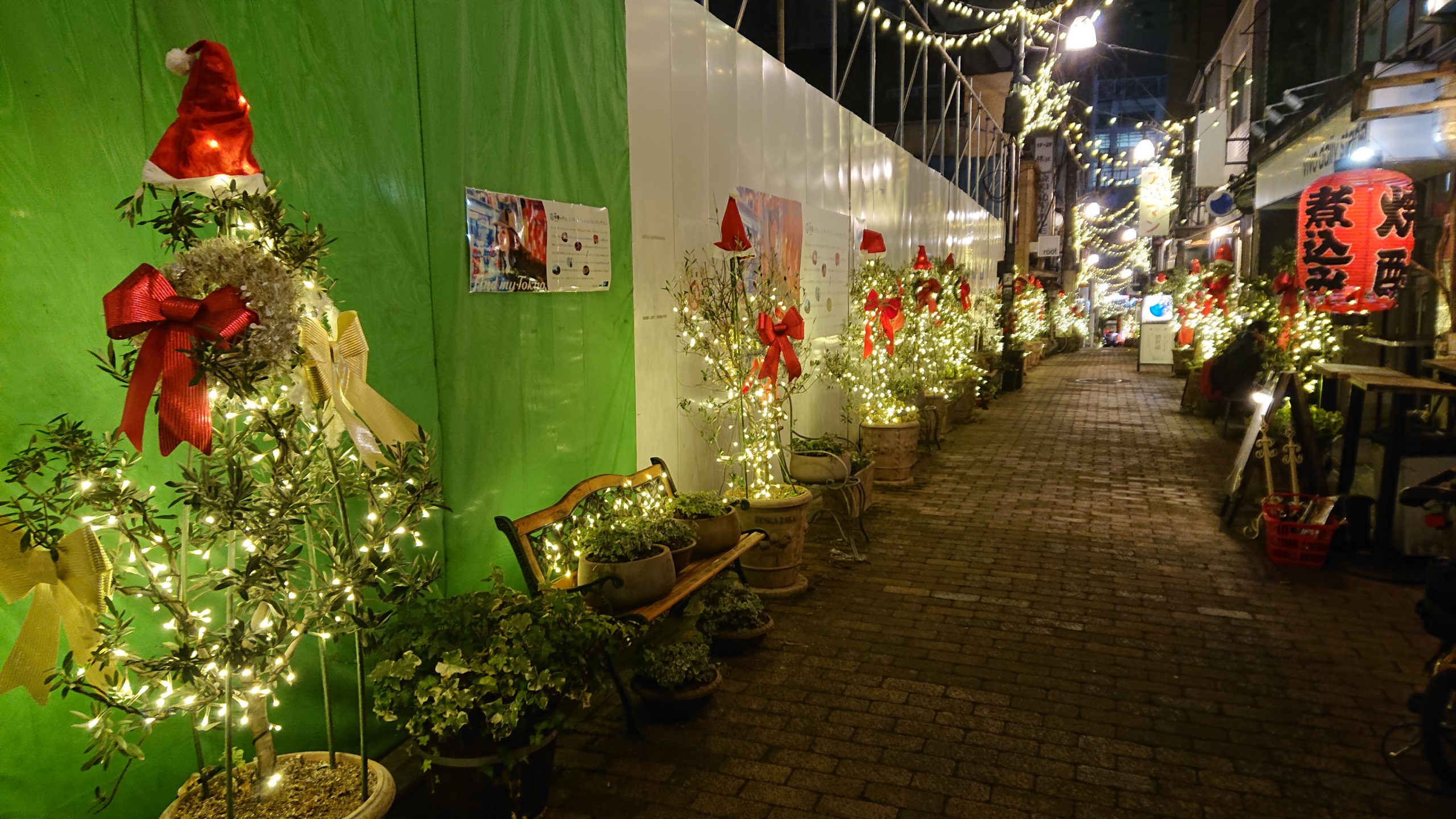 中野レンガ坂商店街のクリスマスツリー