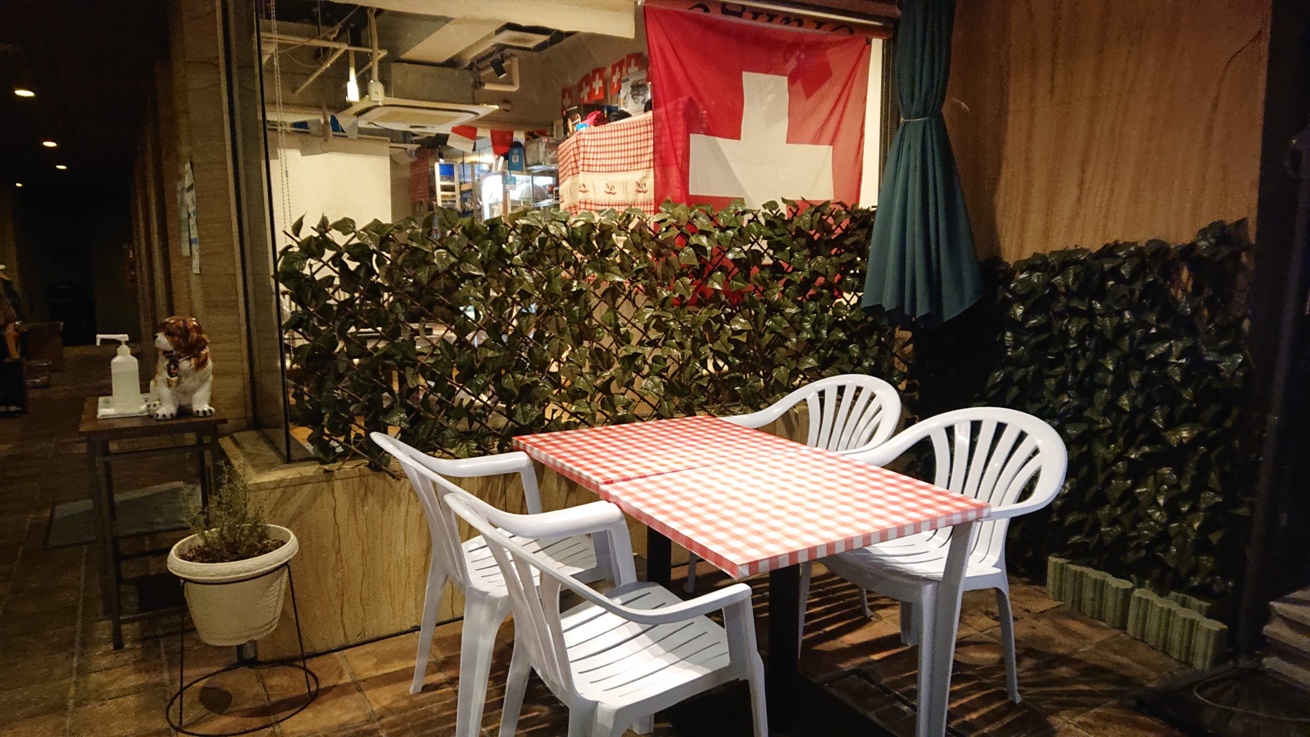 湯島天神横のラクレットグリル、スイス料理とスイスワインのお店の外観