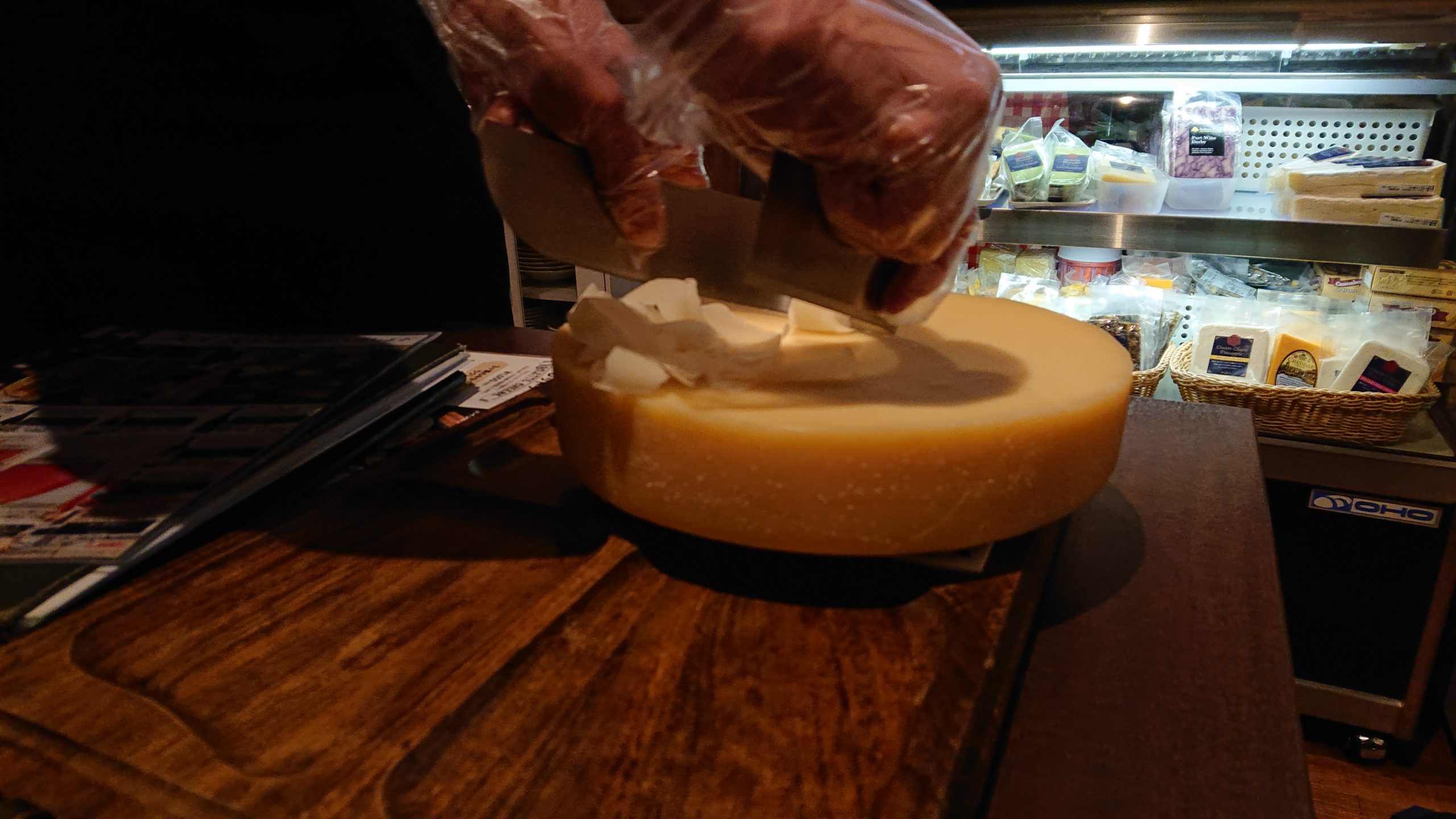 湯島天神横のラクレットグリル、スイス料理とスイスワインのお店のデュガスチーズ添え
