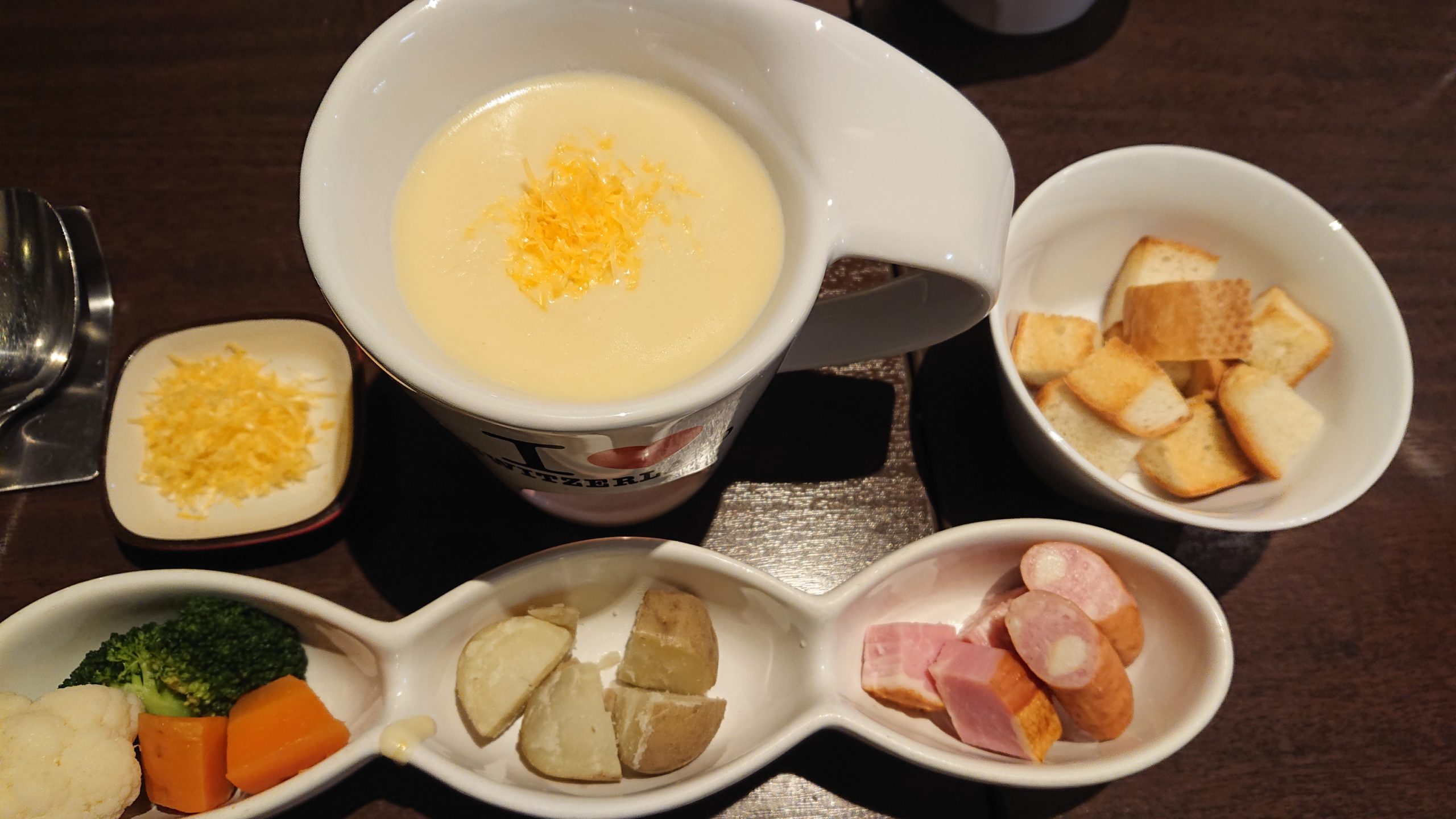 湯島天神横のラクレットグリル、スイス料理とスイスワインのお店のチーズフォンデュ
