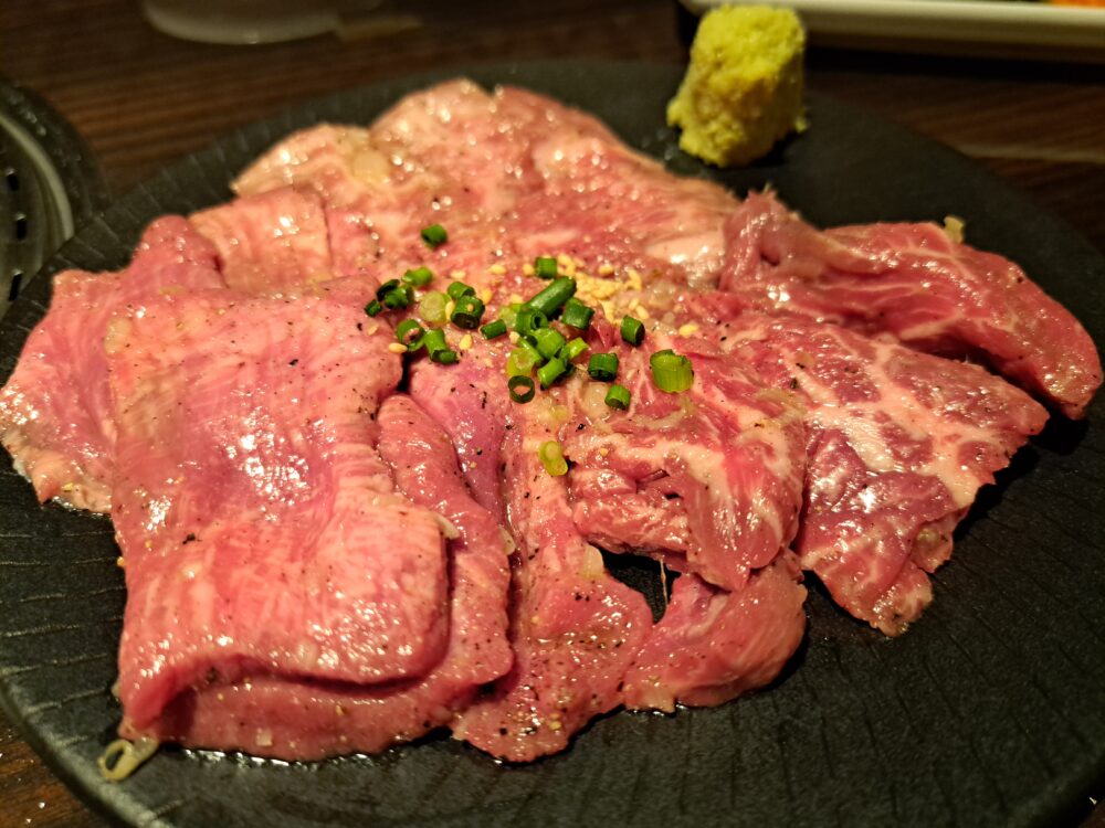 焼肉酒家傳々（でんでん）のタンとカルビとハラミ