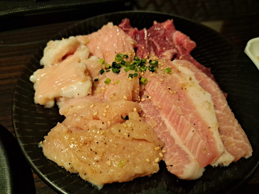 焼肉酒家傳々（でんでん）のホルモンと上ミノとツラミとトントロ