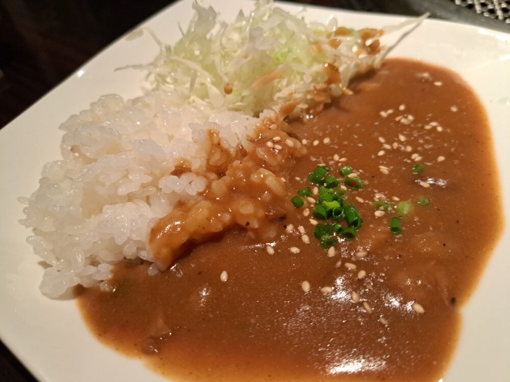 焼肉酒家傳々（でんでん）の特製すじカレー