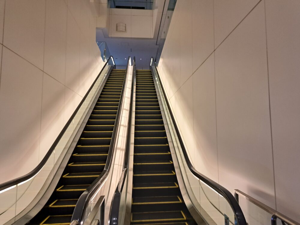 羽田空港国際線サクララウンジのエスカレーター