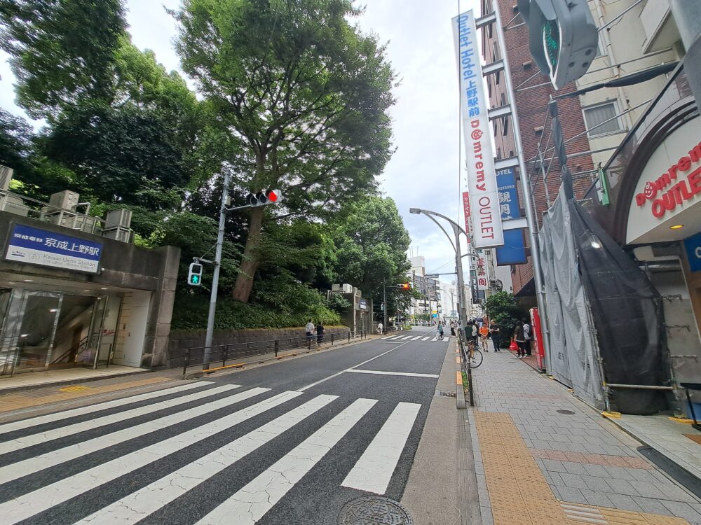 ドンレミーアウトレット上野駅前店は京成上野駅前にあります。