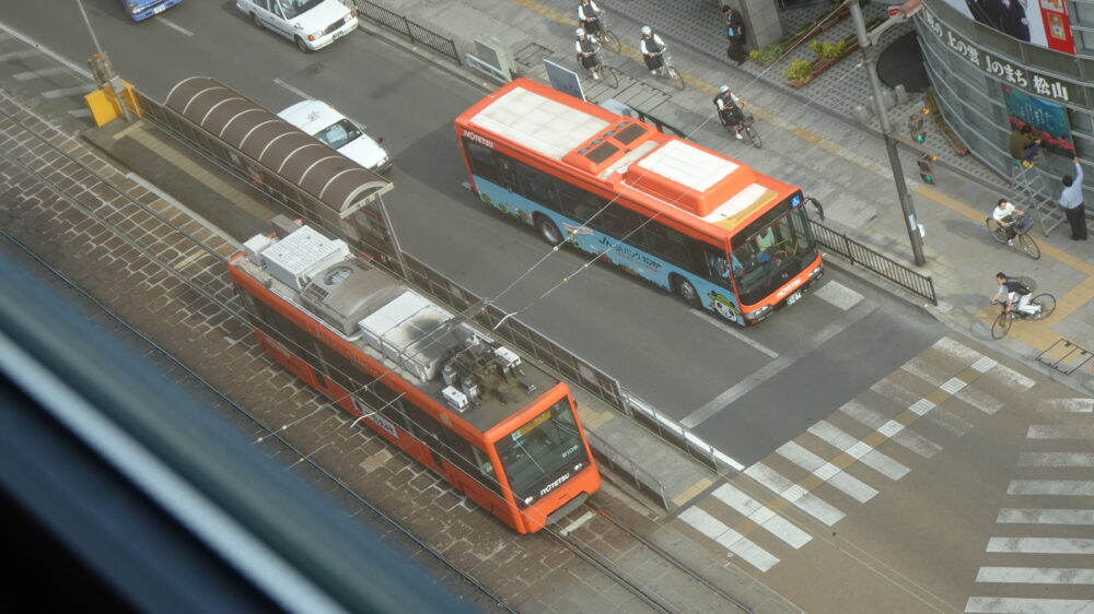 カンデオホテルズ松山大街道のスーペリアソファツインからのいよてつバスと路面電車