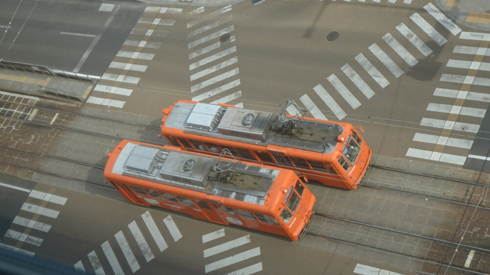 カンデオホテルズ松山大街道のスーペリアソファツインからの路面電車のすれ違い