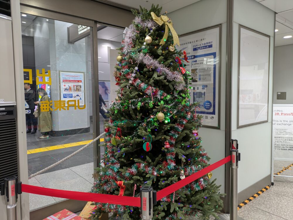 JR東海の切符売り場のクリスマスツリー