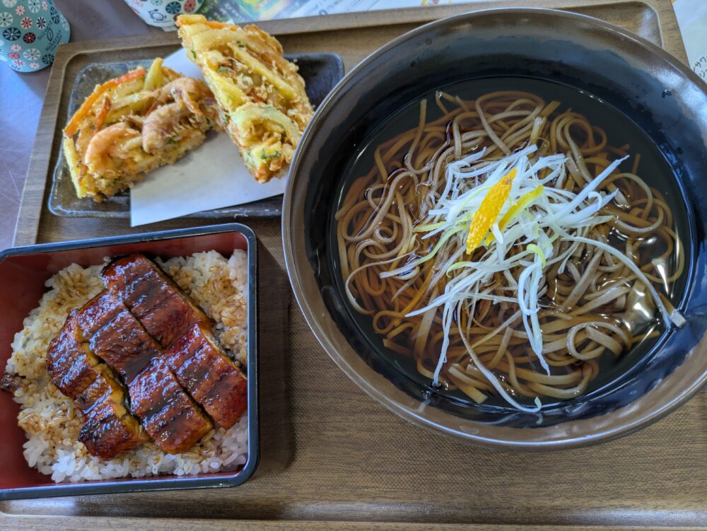 大平台カントリークラブのレストランの海鮮かき揚げと蕎麦とうな重