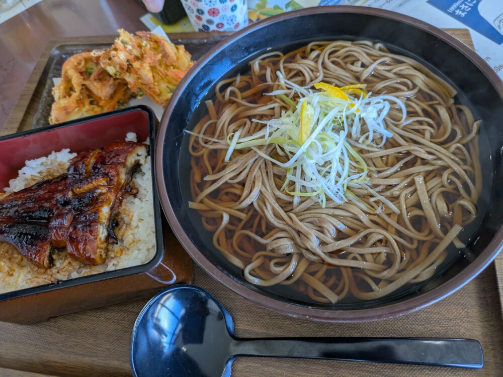 大平台カントリークラブのレストランのあったかい蕎麦と鰻とかき揚げ