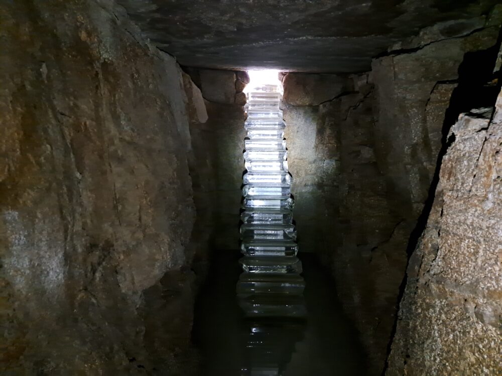 直島の護王神社の石室の階段