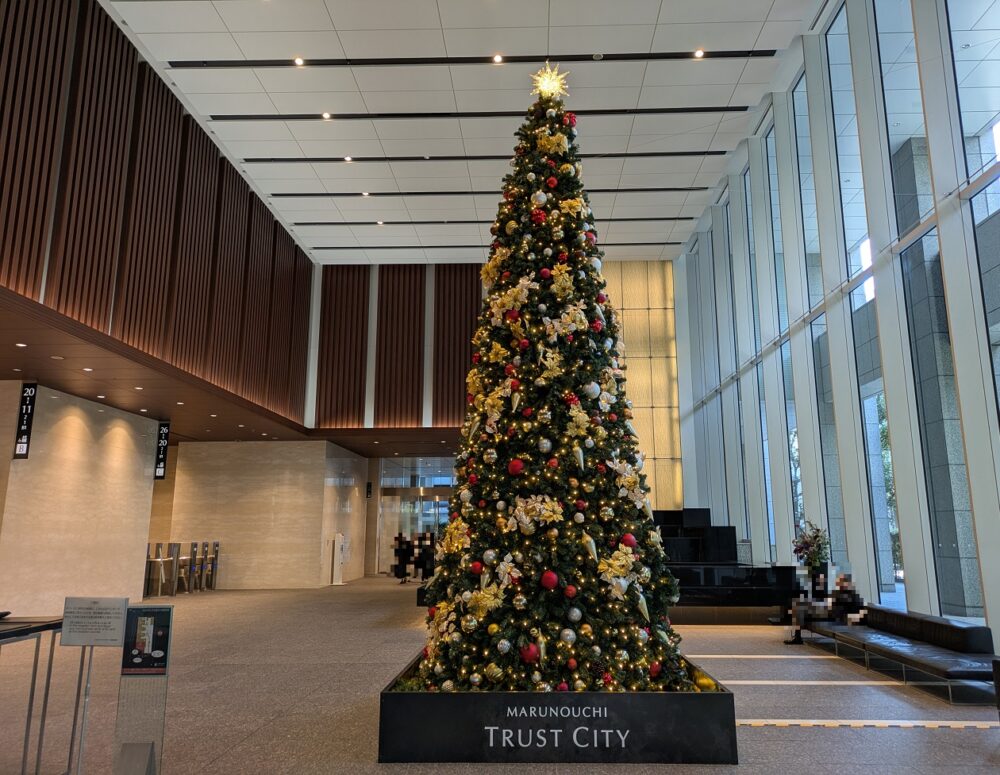 丸の内トラストタワーのクリスマスツリー