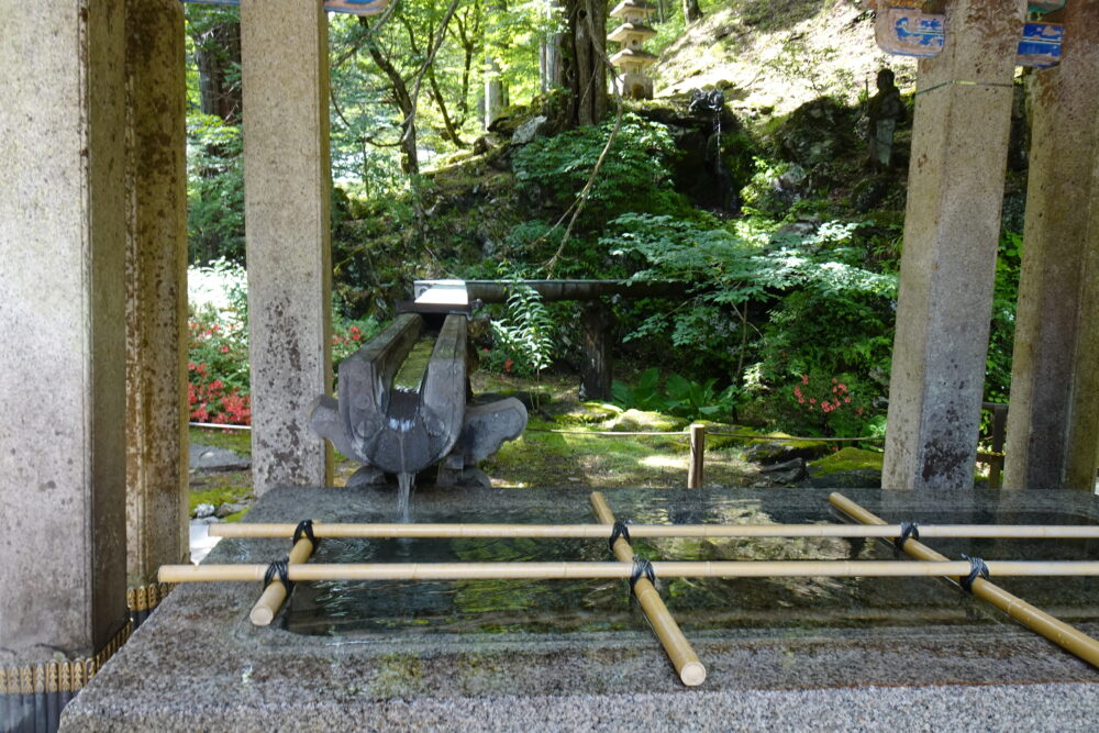 輪王寺日光廟大猷院の手水舎で清めます