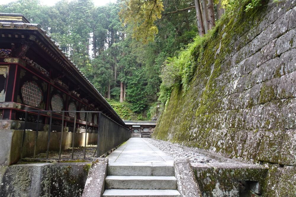 輪王寺日光廟大猷院の参道を歩く