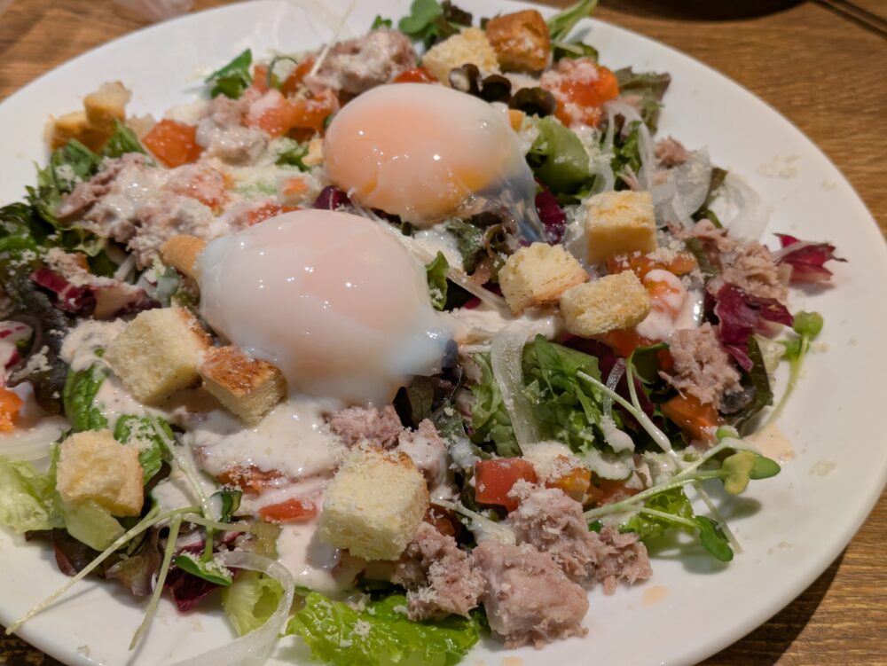 オートロキッチン渋谷店の自家製ハーブツナと玉子のシーザーサラダ