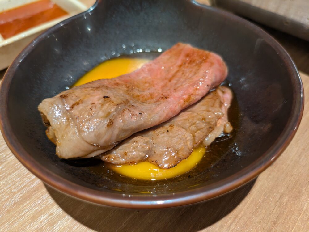 ビーフ鈴木のとろ肉を玉子につけていただきます