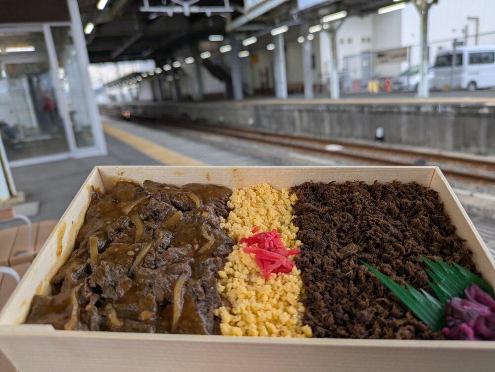 くじら弁当を館山駅のホームで食べる