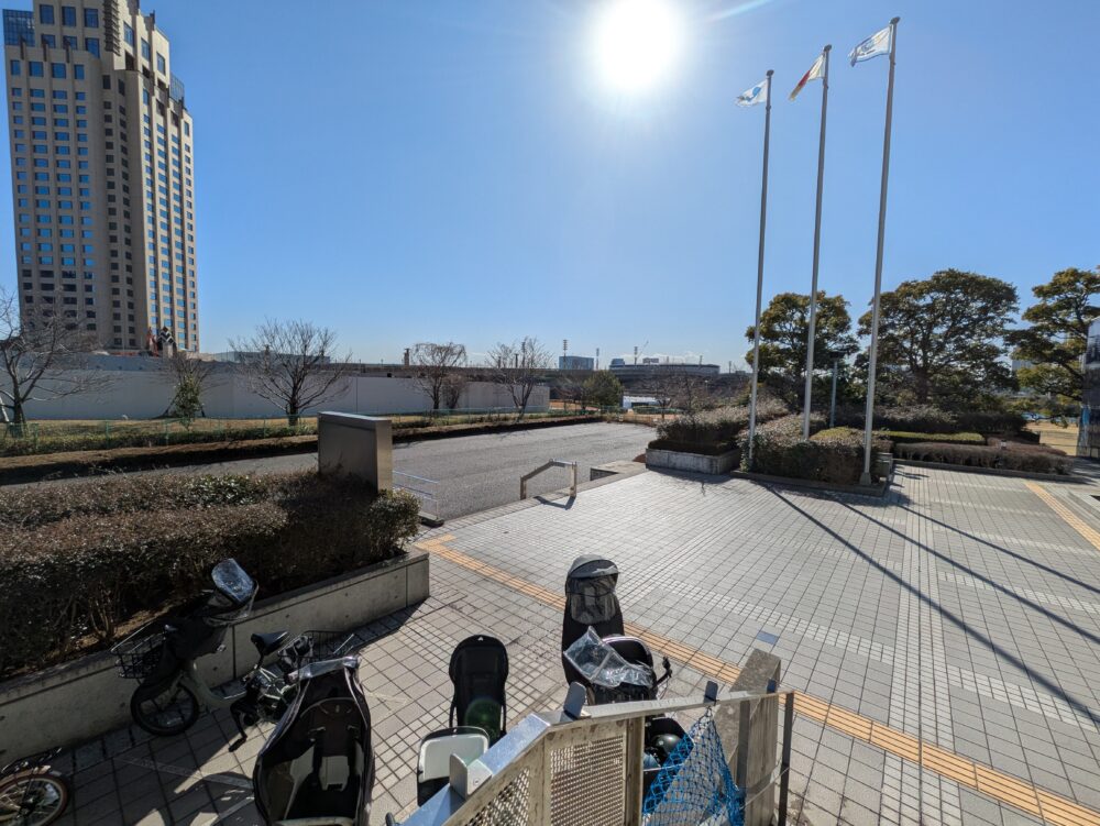 水の科学館の駐輪場。駐車場はありません。