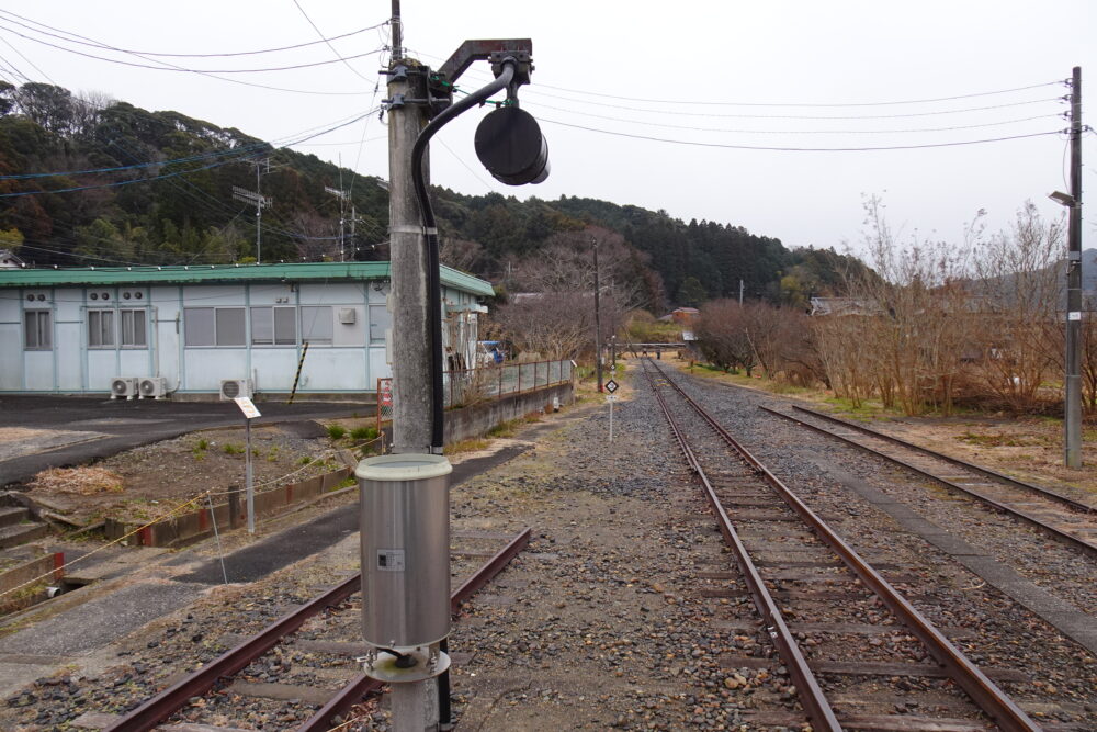 上総亀山駅の線路