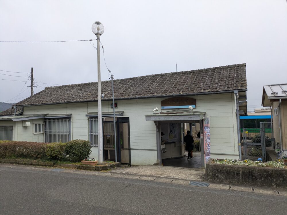 上総亀山駅の駅舎