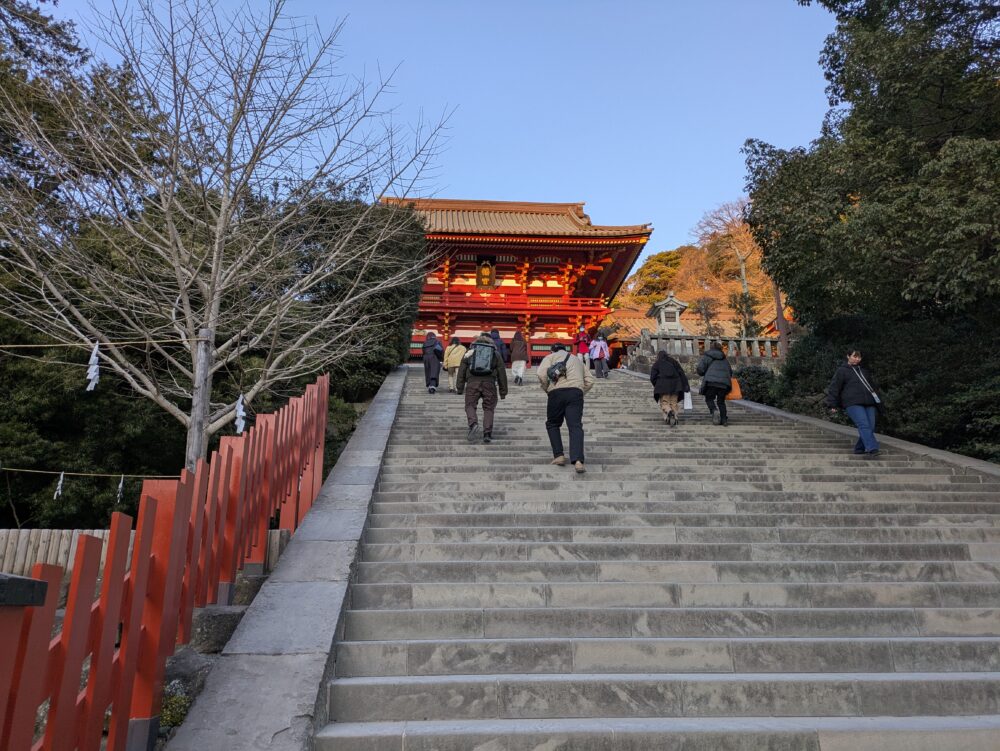 鶴岡八幡宮の消しゴムマジック前の階段