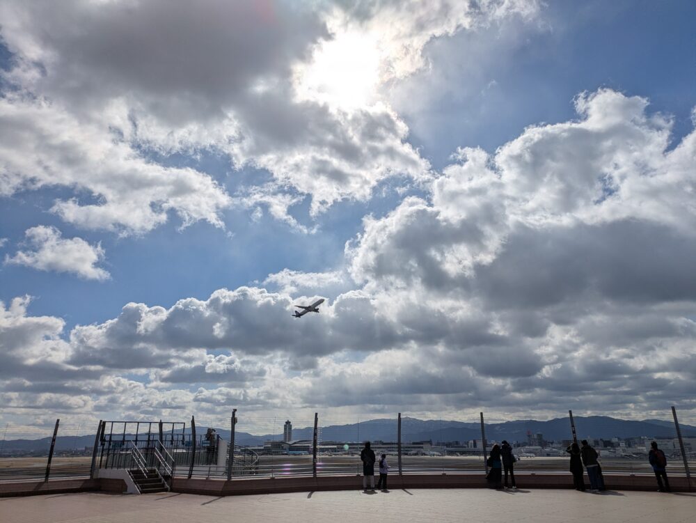 リニューアルされた福岡空港展望デッキを楽しむ人々