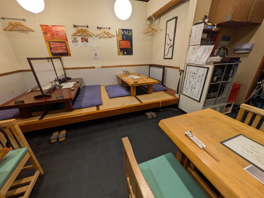 うなぎ専門店愛川の店内