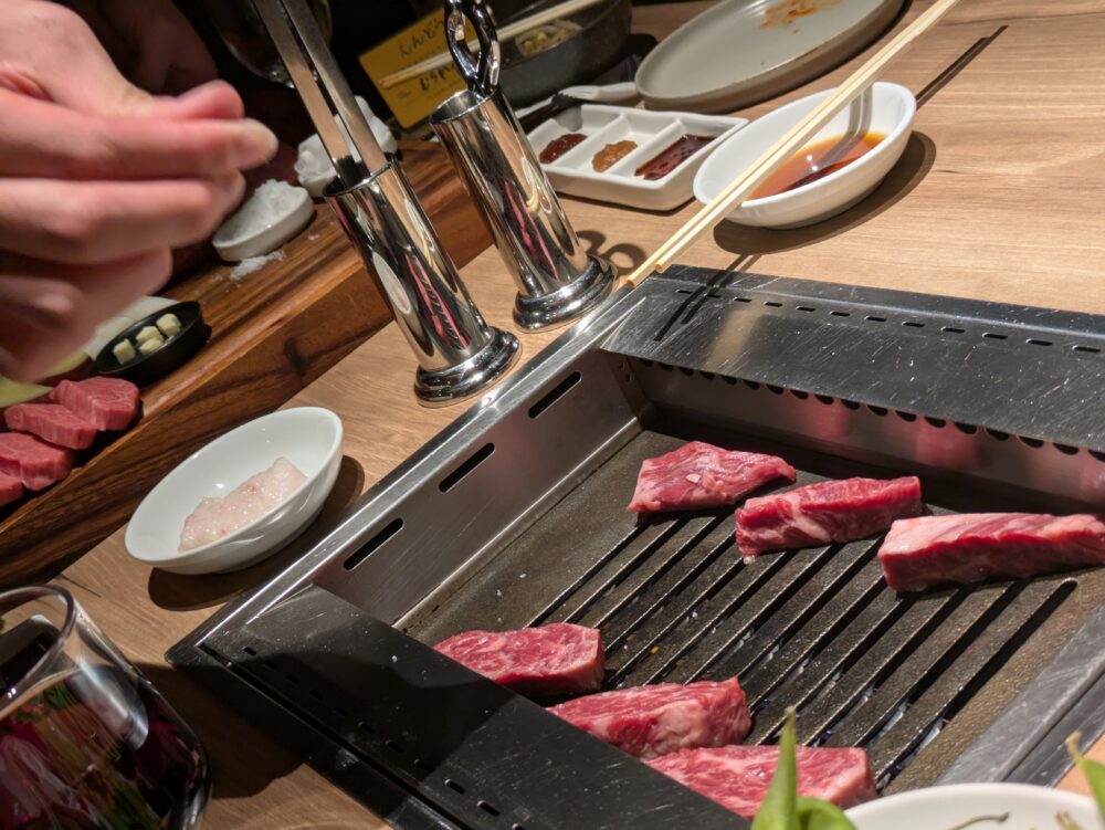 焼肉グレート神田店は焼いてくれます