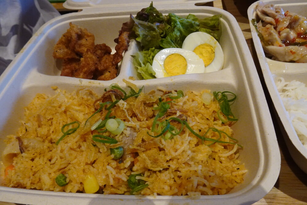 大阪万博マレーシア館のレストランのナシゴレン