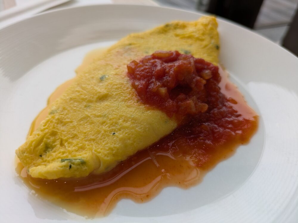 テラスレストランサントロペのトマトソースオムレツ