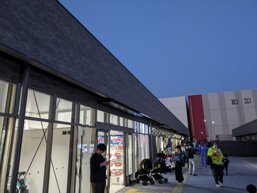 大阪関西万博の東ゲート近くにあるモバイルショップ