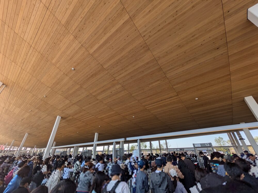 西ゲートの混雑状況はそれほどでもありません。
