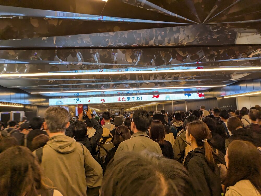 夢洲駅の構内の混雑