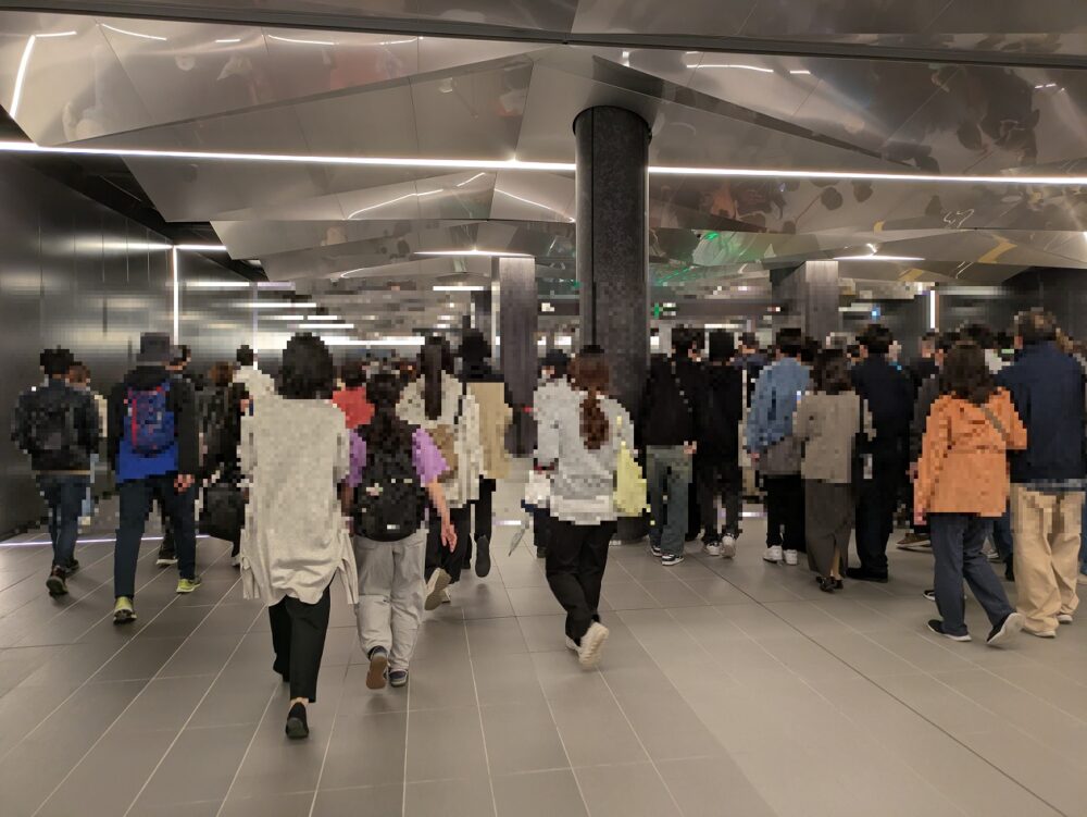 夢洲駅の構内は歩きます