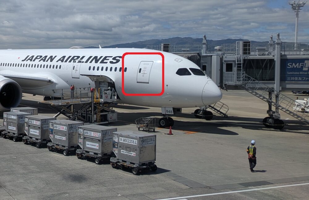 飛行機の右側のドア(パッセンジャードア)