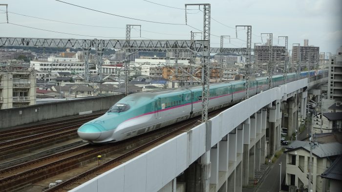 仙台駅付近を通過するはやぶさ