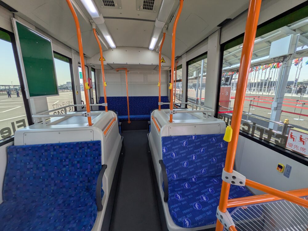 万博シャトルバスの車内