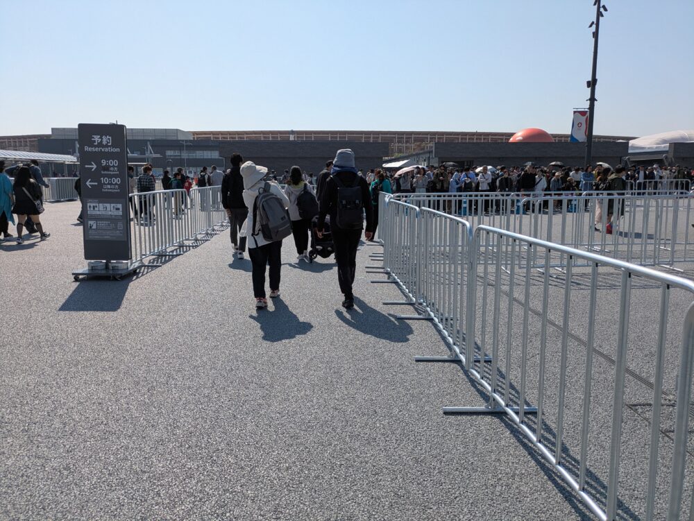 西ゲートの誘導路