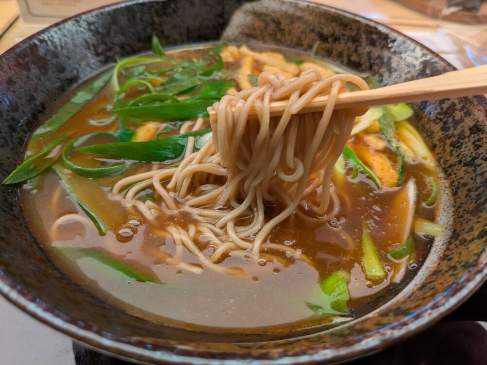 京出汁おいなり釣狐大阪国際空港(伊丹空港)店の出汁カレー蕎麦は美味しかった