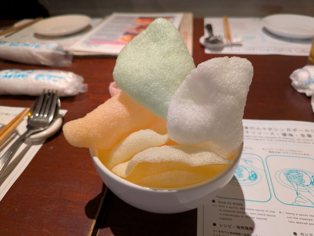 海南鶏飯食堂2の海老せんべい