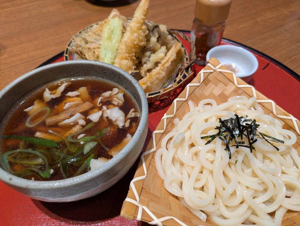 黄金色の豚の水沢うどんの肉汁うどん定食