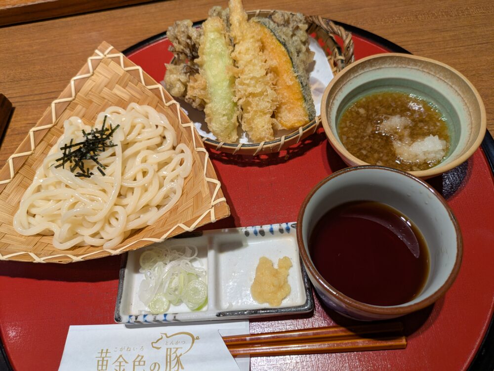黄金色の豚の水沢うどんの天ぷら御膳