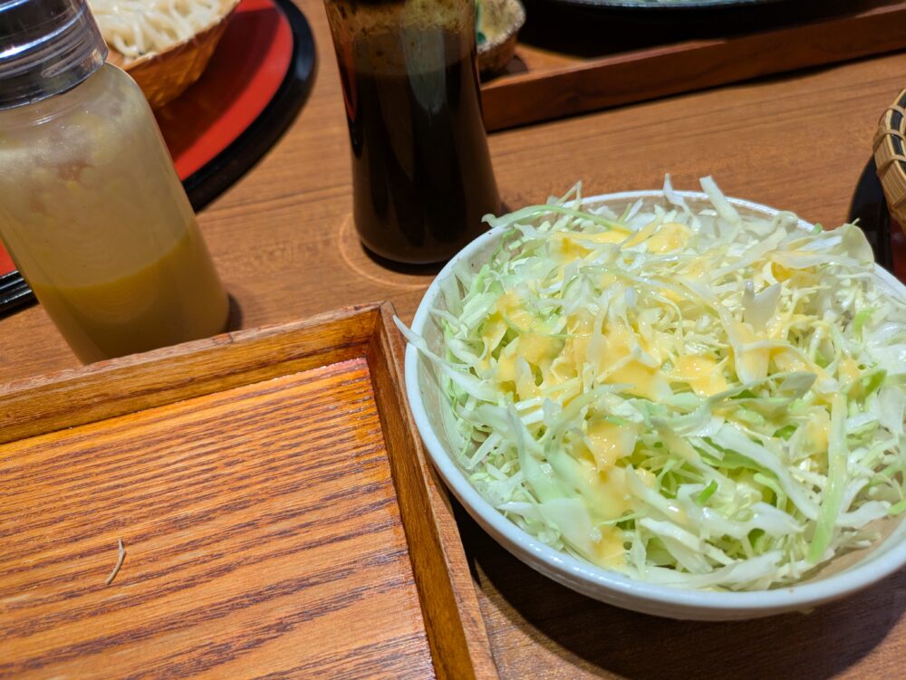 黄金色の豚の赤城ポークかつカレーはキャベツお替り自由