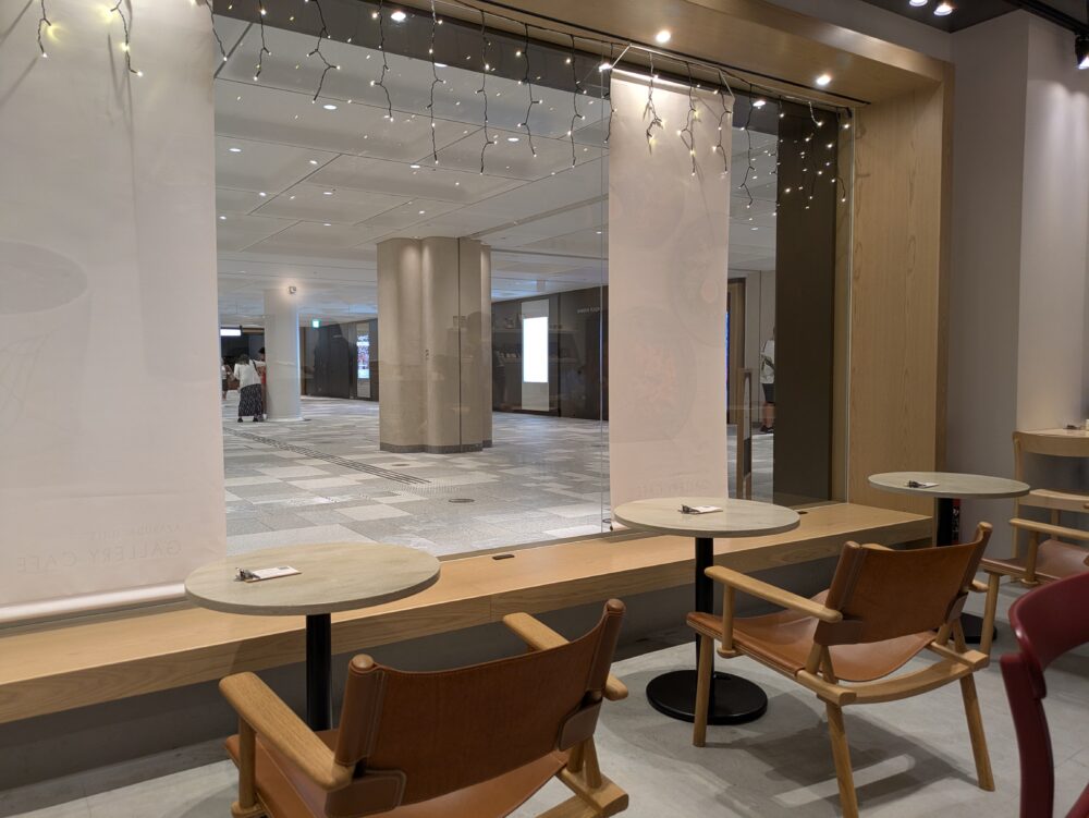 麻布台ヒルズギャラリーカフェの店内