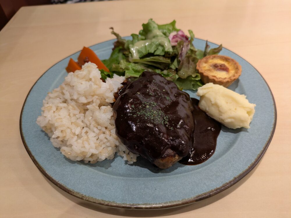 麻布台ヒルズギャラリーカフェの八丁味噌デミグラスの麹ハンバーグ