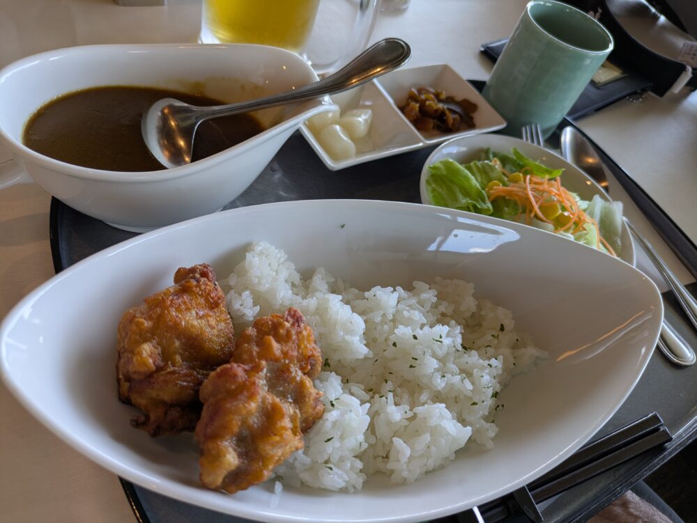函南ゴルフ倶楽部箱根コースのレストランの鶏唐揚げカレー