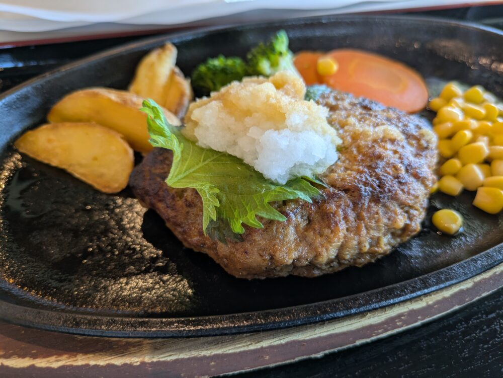 函南ゴルフ倶楽部箱根コースのレストランの和風おろしハンバーグステーキ