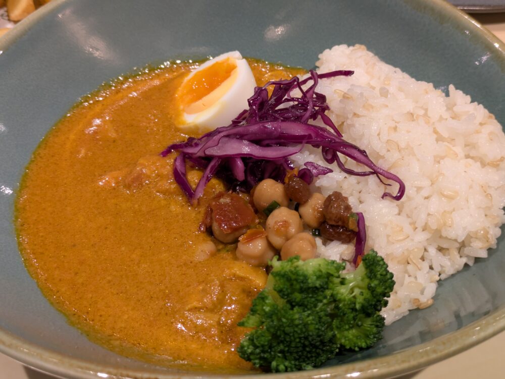 麻布台ヒルズギャラリーカフェの玉ねぎ麹のバターチキンカレー