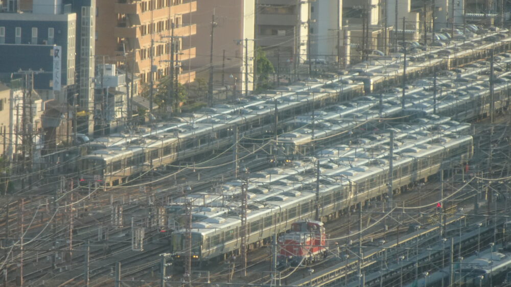 レム新大阪のコーナーツインルームから車両基地を見る