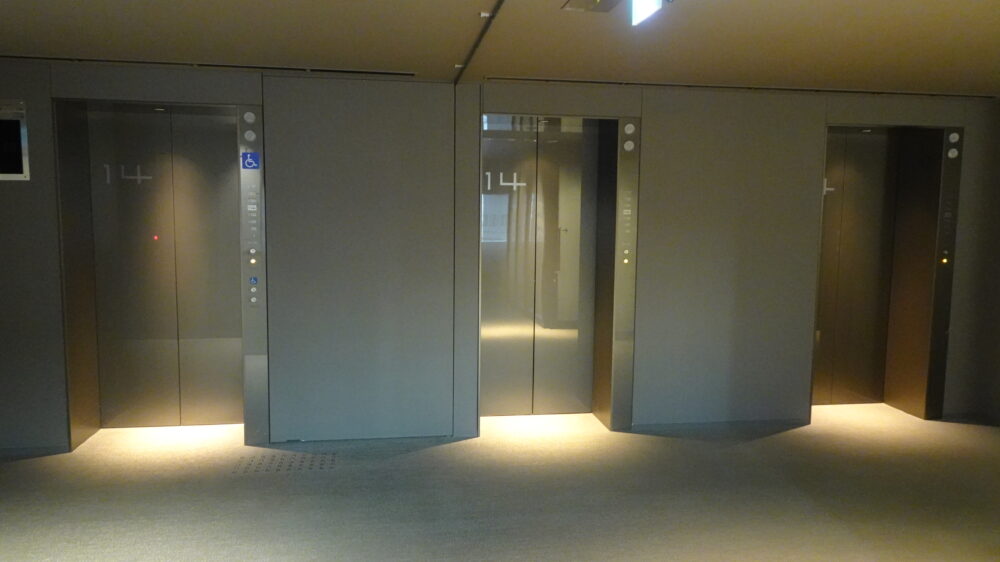 レム新大阪のエレベーターホール